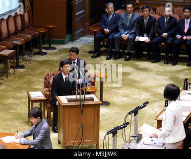 (180327) -- TOKYO, 27 mars 2018 (Xinhua) -- l'ancien chef de l'Agence d'impôt National Nobuhisa Sagawa (C L) apparaît comme un témoignage sous serment dans l'alimentation, le parlement bicaméral, à Tokyo, Japon, le 27 mars 2018. Un personnage-clé dans un document-altération scandale impliquant le ministère des Finances est apparu dans l'alimentation sur le mardi de donner des témoignages sous serment sur la falsification de documents gouvernementaux liés à la vente d'état fortement réduits terrain à un opérateur de l'école nationaliste. Ancien directeur de l'organisme fiscal national Nobuhisa Sagawa, qui était précédemment en charge de s'occuper de la vente des terrains, s'est Banque D'Images