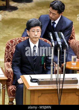 (180327) -- TOKYO, 27 mars 2018 (Xinhua) -- l'ancien chef de l'Agence d'impôt National Nobuhisa Sagawa (avant) apparaît comme un témoignage sous serment dans l'alimentation, le parlement bicaméral, à Tokyo, Japon, le 27 mars 2018. Un personnage-clé dans un document-altération scandale impliquant le ministère des Finances est apparu dans l'alimentation sur le mardi de donner des témoignages sous serment sur la falsification de documents gouvernementaux liés à la vente d'état fortement réduits terrain à un opérateur de l'école nationaliste. Ancien directeur de l'organisme fiscal national Nobuhisa Sagawa, qui était précédemment en charge de s'occuper de la vente des terrains, steppe Banque D'Images