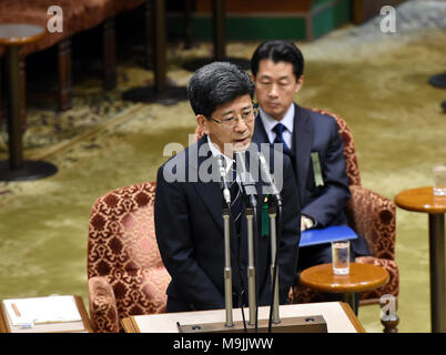 (180327) -- TOKYO, 27 mars 2018 (Xinhua) -- l'ancien chef de l'Agence d'impôt National Nobuhisa Sagawa (avant) apparaît comme un témoignage sous serment dans l'alimentation, le parlement bicaméral, à Tokyo, Japon, le 27 mars 2018. Un personnage-clé dans un document-altération scandale impliquant le ministère des Finances est apparu dans l'alimentation sur le mardi de donner des témoignages sous serment sur la falsification de documents gouvernementaux liés à la vente d'état fortement réduits terrain à un opérateur de l'école nationaliste. Ancien directeur de l'organisme fiscal national Nobuhisa Sagawa, qui était précédemment en charge de s'occuper de la vente des terrains, steppe Banque D'Images