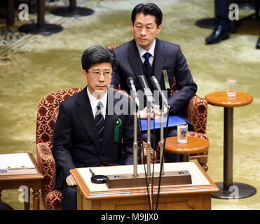 (180327) -- TOKYO, 27 mars 2018 (Xinhua) -- l'ancien chef de l'Agence d'impôt National Nobuhisa Sagawa (avant) apparaît comme un témoignage sous serment dans l'alimentation, le parlement bicaméral, à Tokyo, Japon, le 27 mars 2018. Un personnage-clé dans un document-altération scandale impliquant le ministère des Finances est apparu dans l'alimentation sur le mardi de donner des témoignages sous serment sur la falsification de documents gouvernementaux liés à la vente d'état fortement réduits terrain à un opérateur de l'école nationaliste. Ancien directeur de l'organisme fiscal national Nobuhisa Sagawa, qui était précédemment en charge de s'occuper de la vente des terrains, steppe Banque D'Images