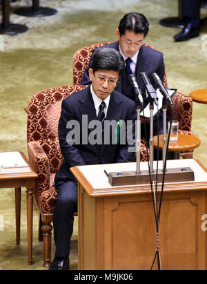 (180327) -- TOKYO, 27 mars 2018 (Xinhua) -- l'ancien chef de l'Agence d'impôt National Nobuhisa Sagawa (avant) apparaît comme un témoignage sous serment dans l'alimentation, le parlement bicaméral, à Tokyo, Japon, le 27 mars 2018. Un personnage-clé dans un document-altération scandale impliquant le ministère des Finances est apparu dans l'alimentation sur le mardi de donner des témoignages sous serment sur la falsification de documents gouvernementaux liés à la vente d'état fortement réduits terrain à un opérateur de l'école nationaliste. Ancien directeur de l'organisme fiscal national Nobuhisa Sagawa, qui était précédemment en charge de s'occuper de la vente des terrains, steppe Banque D'Images