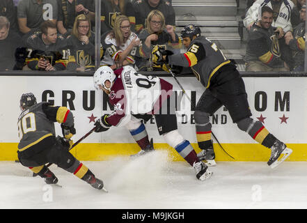 Las Vegas, Nevada, USA. Mar 26, 2018. Vegas Golden Knights aile gauche Tomas Tatar (90) combats pour une rondelle avec Colorado Avalanche Gabriel Landeskog aile gauche (92) et son coéquipier aile droite Ryan Reaves (75) au cours de la troisième période d'une partie de la LNH à T-Mobile Arena le lundi 26 mars 2018, à Las Vegas. L.E. Crédit : Baskow L.E. Baskow/ZUMA/Alamy Fil Live News Banque D'Images