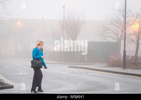 Pays de Galles Aberystwyth UK, le mardi 27 mars 2018 Royaume-Uni Météo : un gris et brumeux matin brumeux à Aberystwyth au Pays de Galles comme des personnes au travail à pied photo © Keith Morris / Alamy Live News Banque D'Images