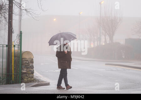 Pays de Galles Aberystwyth UK, le mardi 27 mars 2018 Royaume-Uni Météo : un gris et brumeux matin brumeux à Aberystwyth au Pays de Galles comme des personnes au travail à pied photo © Keith Morris / Alamy Live News Banque D'Images