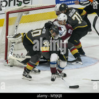 Las Vegas, Nevada, USA. Mar 26, 2018. Vegas Golden Knights Ryan centre Carpenter (40) et l'Avalanche du Colorado aile gauche Matt Nieto (83) mix it up près du filet pendant la deuxième période d'une partie de la LNH à T-Mobile Arena le lundi 26 mars 2018, à Las Vegas. L.E. Crédit : Baskow L.E. Baskow/ZUMA/Alamy Fil Live News Banque D'Images