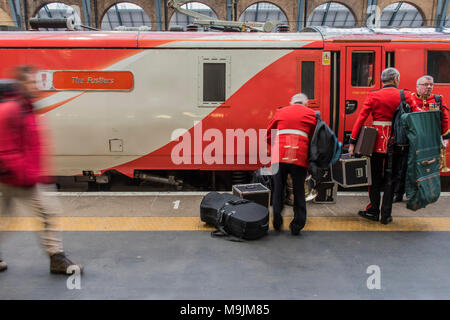 Kings Cross, Royaume-Uni. Mar 27, 2018. La bande se prépare pour le départ - 'Le train des Fusiliers. Régiment royal de fusiliers à l'honneur avec la nomination d'un Virgin Trains locomotive classe 91 pour marquer ses cinquante ans. Des représentants de la première et cinquième Fusiliers a fourni une garde d'honneur avec le Colonel du régiment, le général Paul Nanson, CBE, qui a officiellement nommé le train avec David Horne, Virgin Trains, directeur général de la côte est de l'itinéraire. Crédit : Guy Bell/Alamy Live News Banque D'Images