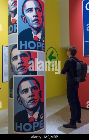 Londres, Royaume-Uni. 27 mars 2018. Un visiteur consulte 'Hope' posters par Shepard Fairey, conçu pour Barack Obama's 2008 campagne présidentielle. Aperçu de "l'espoir à Nope : graphiques et la politique 2008-18', une exposition sur la conception graphique d'une politique décennie turbulente qui englobe le krach financier de 2008, la présidence de Barack Obama, Brexit et Donald Trump. L'exposition a lieu au Design Museum, du 28 mars au 12 août 2018. Crédit : Stephen Chung / Alamy Live News Banque D'Images