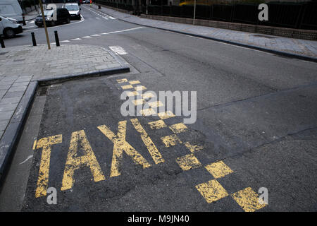 Les chauffeurs de taxi utilisent leurs véhicules pour bloquer les routes lors d'une manifestation contre la concurrence de la compagnie de transport rivaux Uber à Bruxelles, Belgique le 27 mars 2018. Alexandros Michailidis/Alamy Live News Banque D'Images