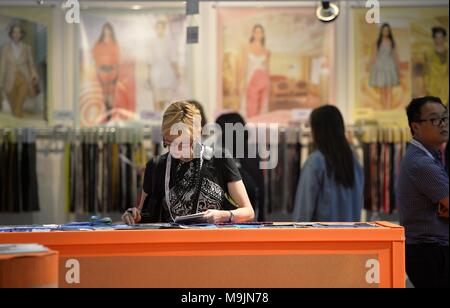 (180327) -- BEIJING, 27 mars 2018 (Xinhua) -- les gens visiter la Chine des textiles et vêtements Show de New York, aux États-Unis, le 21 juillet 2015. Plus de 600 entreprises provenant de la Chine ont montré leurs produits à cette foire commerciale. 'Un' énorme déficit commercial avec la Chine serait derrière le plan de l'administration américaine d'imposer des tarifs douaniers sur jusqu'à 60 milliards de dollars des États-Unis des importations chinoises et de restreindre l'investissement chinois. Mais les données réside parfois, et pourrait protéger l'image plus grande. (Xinhua/Wang Lei) (djj) Banque D'Images