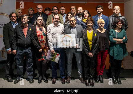 Barcelone, Catalogne, Espagne. Mar 27, 2018. Groupe de représentants des entités de la nouvelle plate-forme sociale. Onze organisations sociales, parmi lesquels les deux grands syndicats espagnols CCOO et UGT et les deux plus grandes entités indépendantistes de Catalogne ont présenté un nouvel espace social appelée Espai DemocrÃ ConvivÃ¨j cia ncia d'élargir la base sociale à la recherche d'un accord qui débloque la situation politique en Catalogne. Credit : Paco Freire SOPA/Images/ZUMA/Alamy Fil Live News Banque D'Images