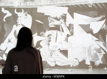 23 mars 2018, France, Paris : Un visiteur à la recherche à la peinture 'Les états de Guernica im Atelier des Grands-Augustins' par Dora Maar dans le 'Guernica' exposition dans le Musée Picasso. L'exposition a été inaugurée le 27 mars et restera ouvert jusqu'au 29 juillet 2018. Photo : Sabine Glaubitz/dpa Banque D'Images