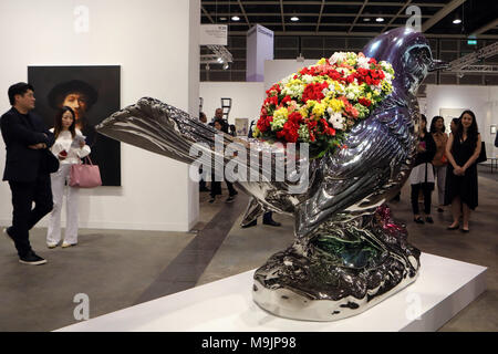 Hong Kong. Mar 27, 2018. Regardez les visiteurs expositions pendant l'Art Basel Hong Kong 2018 au Hong Kong Convention and Exhibition Centre dans le sud de la Chine, Hong Kong, le 27 mars 2018. L'édition 2018 de l'Art Basel Hong Kong a été ouvert ici mardi, montrant des expositions d'art moderne et contemporain de 248 galeries de 32 pays et régions. L'événement sera ouvert au public du 29 au 31 mars 2006. Crédit : Li Peng/Xinhua/Alamy Live News Banque D'Images