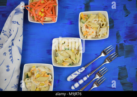 Mise à plat avec des plats de pâtes et poulet Banque D'Images