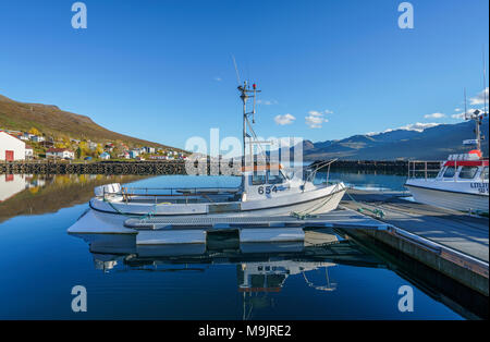 Bateaux de pêche amarré, Faskrudsfjordur, l'Est de l'Islande Banque D'Images