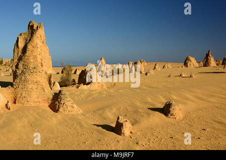 Paysage pittoresque au Désert des Pinnacles. Le parc national de Nambung. L'ouest de l'Australie. Banque D'Images