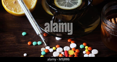 Médicaments et pilules sur une table en bois. Divers moyens pour empêcher le froid Banque D'Images