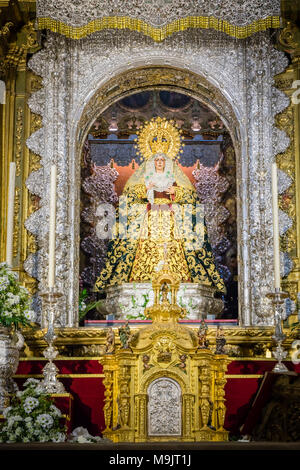 Statue Virgen de la Esperanza Macarena Macarena (Vierge de l'espoir) dans la Basilique de la Macarena (église de la Macarena) à Séville, Andalousie, Espagne Banque D'Images