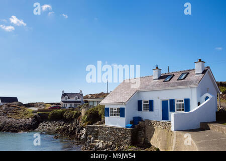 Vieux village pittoresque traditionnel Welsh cottage blanc donnant sur une crique rocheuse dans petit village. L'Île Sainte Rhoscolyn Isle of Anglesey Pays de Galles Royaume-uni Grande-Bretagne Banque D'Images