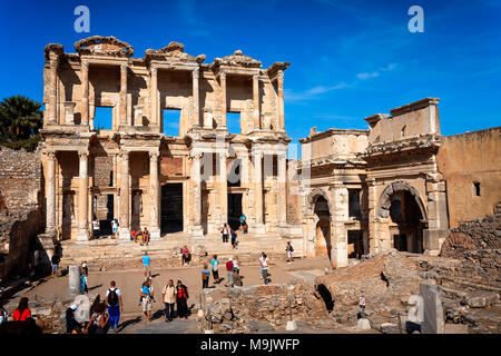 Les touristes visitant bibliothèque de Celsus et la porte d'Auguste à La FEAS. Éphèse, TURQUIE - 30 SEPTEMBRE 2014 Banque D'Images