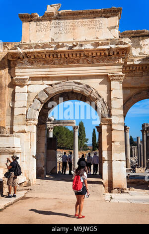 Avec un guide touristique admire la porte d'Auguste à Ephèse. Éphèse, TURQUIE - 30 SEPTEMBRE 2014 Banque D'Images