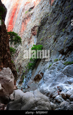 Les touristes entre le géant des rochers et des murs de montagne. SAKLIKENT CANYON, près de la ville de Fethiye, TURQUIE - Octobre 06, 2011 Banque D'Images