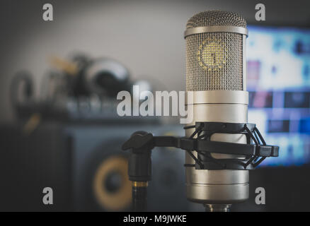 Microphone à condensateur tube professionnel dans l'enregistrement studio. Banque D'Images