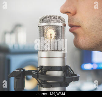 L'homme près de microphone dans le studio d'enregistrement. Banque D'Images