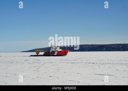 Le navire de la Garde côtière canadienne Samuel Risley crée une piste pendant les opérations de déglaçage, le 22 mars 2018. La canadienne et la Garde côtière américaine a contribué à briser la glace sur le lac Whitefish Bay et l'Ontario avant l'ouverture de la Sault Ste. Marie se bloque 25 mars 2011, le début de cette année, la saison d'expédition. (U.S. Coast Guard photo par le Premier maître de Alan Haraf) Banque D'Images