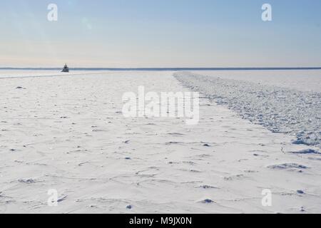 Les garde-côte de Mackinaw crée une piste pendant les opérations de brisage de la glace, alors que le navire de la Garde côtière canadienne Samuel Risley aide à la distance. La canadienne et la Garde côtière américaine a contribué à briser la glace sur le lac Whitefish Bay et l'Ontario avant l'ouverture de la Sault Ste. Marie se bloque 25 mars 2011, le début de cette année, la saison d'expédition. (U.S. Coast Guard photo par le Premier maître de Alan Haraf) Banque D'Images