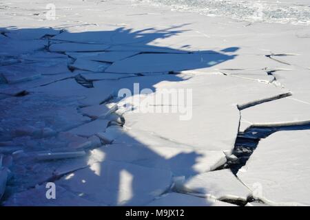 Feuilles de la glace épaisse sont créés par les garde-côte de Mackinaw lors des opérations de déglaçage, le 22 mars 2018. La canadienne et la Garde côtière américaine a contribué à briser la glace sur le lac Whitefish Bay et l'Ontario avant l'ouverture de la Sault Ste. Marie se bloque 25 mars 2011, le début de cette année, la saison d'expédition. (U.S. Coast Guard photo par le Premier maître de Alan Haraf) Banque D'Images