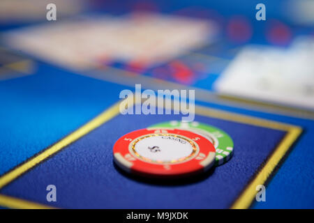 Pose de puce Closup sur table in casino Banque D'Images