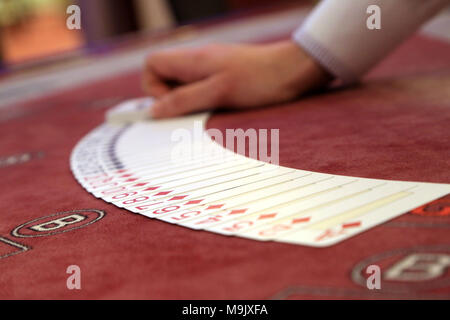 Cartes à jouer sur une table de casino Banque D'Images