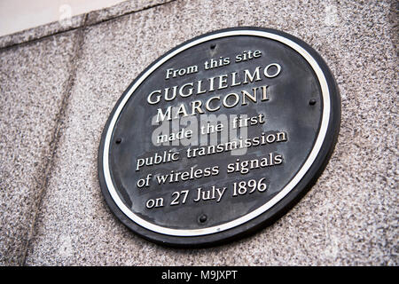 Plaque commémorant la première transmission radio publique par Guglielmo Marconi à l'actuel Centre de BT, Londres, Angleterre, Royaume-Uni Banque D'Images