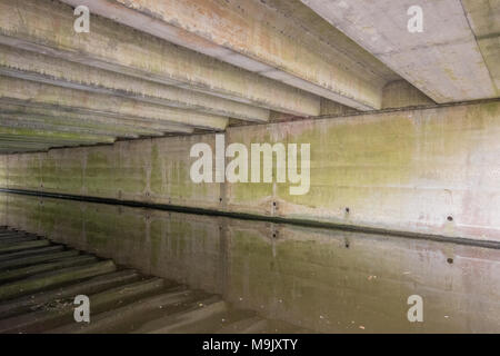 Vue du dessous du pont de l'architecture, Chichester Ship Canal, Chichester, West Sussex, UK Banque D'Images