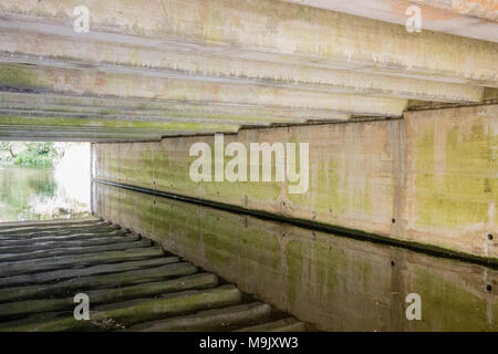 Vue du dessous du pont de l'architecture, Chichester Ship Canal, Chichester, West Sussex, UK Banque D'Images