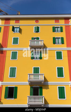 Sur le bâtiment coloré de strees Milan Italie Banque D'Images