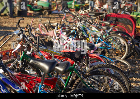 Les vélos utilisés pour une vente aux enchères à la boue, Amish Country, Penryn, comté de Lancaster, Pennsylvanie, USA Banque D'Images