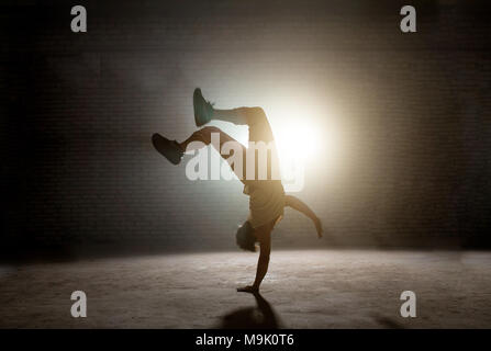 B-boy break dance danse et faire downrock. strong teen.compétences danse Banque D'Images