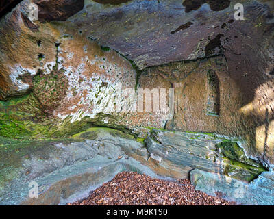 La grotte de l'Ermite du 14ème siècle à la base de Cratcliffe Rocks, près du village d'Elton, Derbyshire, dans un délai de quatre pieds de haut Jésus Christ Sculpté en pierre Banque D'Images