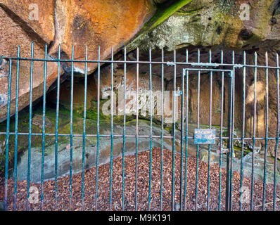 La grotte de l'Ermite du 14ème siècle à la base de Cratcliffe Rocks, près du village d'Elton, Derbyshire, dans un délai de quatre pieds de haut Jésus Christ Sculpté en pierre Banque D'Images