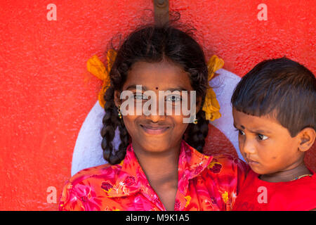 Jeune fille avec son petit frère, dans village Athoor, Tamil Nadu, Inde. Banque D'Images