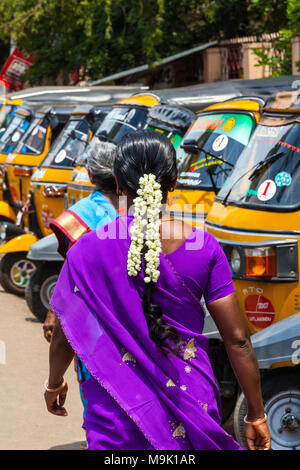 La vie de la rue en Vattalekundu ville - Tamil Nadu, Inde. Une femme avec des fleurs de jasmin dans les cheveux. Banque D'Images