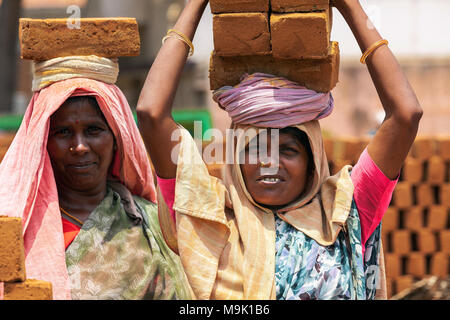 Les femmes sont employées dans le travail lourd de l'industrie de la fabrication de briques en Periyakulam ville - à l'ouest du Tamil Nadu, Inde. Banque D'Images