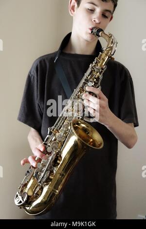 Teenager playing the saxophone Banque D'Images