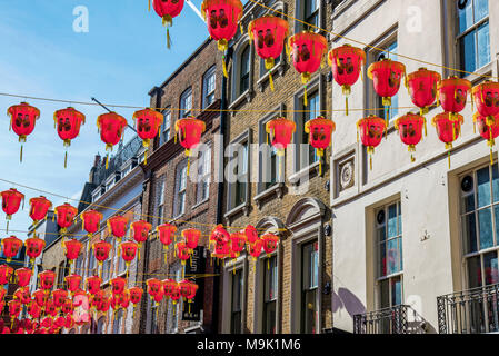 Londres, Royaume-Uni - 21 mars : les décorations du Nouvel An chinois et de l'architecture sur Gerrard Street dans le quartier chinois le 21 mars 2018 à Londres Banque D'Images