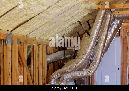 Chauffage et ventilation ouverte AC en tubes de plafond New Home Construction. évents dans le grenier Banque D'Images