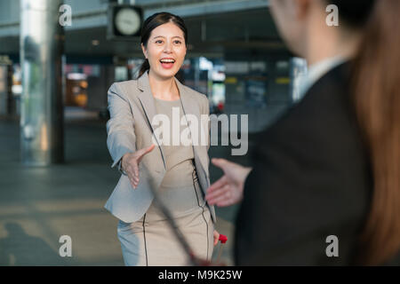 Sur une vue de côté. Asian Business women meet and greet lors de leur première rencontre. Ils vont assister à une réunion. Banque D'Images