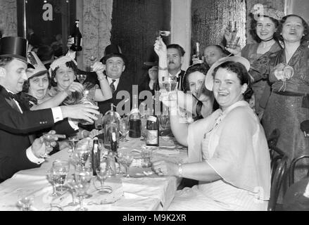 Beaucoup d'alcool à une partie, ca. L'année 1930. Banque D'Images