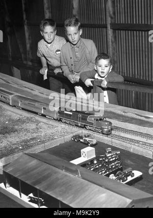 Trois jeunes garçons profitez d'un modélisme ferroviaire établi en Californie, ca. 1963 Banque D'Images