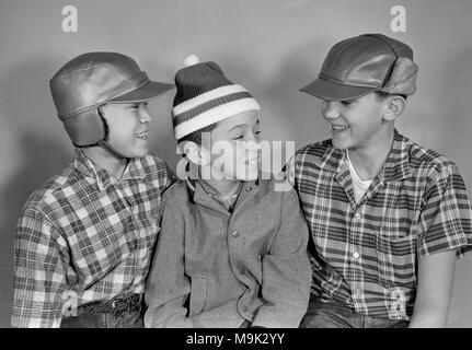 Californie trois garçons pré-adolescents période modèle chapeaux et vêtements, ca. 1960. Banque D'Images